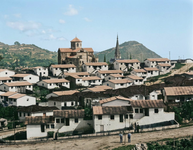 Década de 1950: en primer plano, la réplica en construcción de la antigua Catedral, en el barrio Chipre; al fondo, la actual Catedral y el cerro Sancancio.