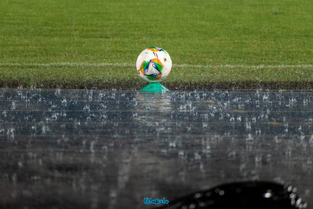 En vivo: Once Caldas gana parcialmente ante Llaneros, detienen el partido por tormenta eléctrica Desde el inicio, el partido estuvo condicionado por la lluvia.