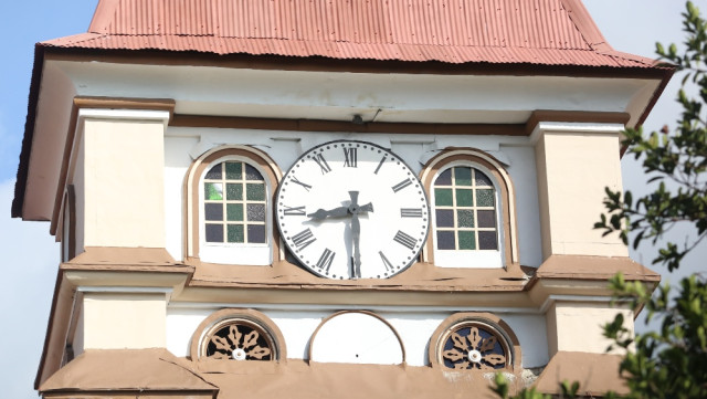 Reloj de la parroquia Nuestra Señora del Rosario de Villamaría. Fue fabricado por la casa alemana Bernard Vornan en 1851. Actualmente no funciona.