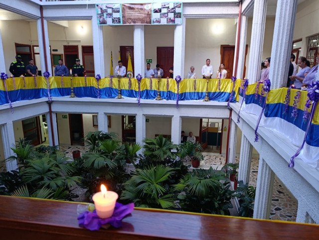 Con velas encendidas y un minuto de silencio, Aguadas rindió homenaje a las víctimas del conflicto armado.&nbsp;