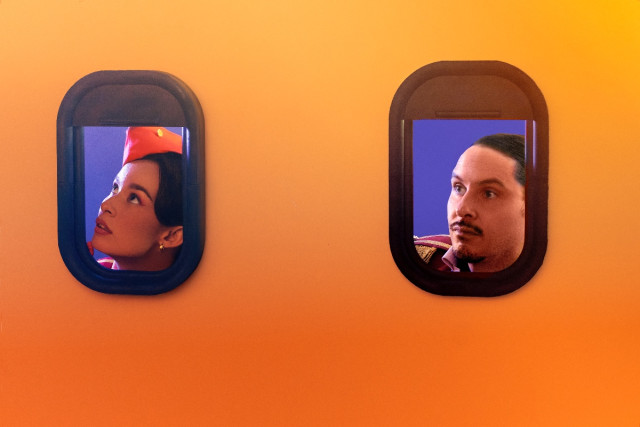 Monsieur Periné y Carlos Vives despegan con “El Avión”: la canción que habla de migrar y vivir sin miedo