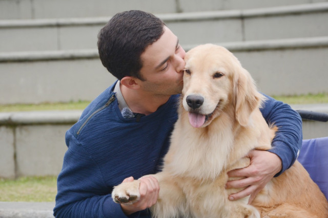 Juan Sebastián, mientras abraza a Mandarina, resalta: “Los perros leen cómo nos sentimos, por lo que el entrenador debe aprender a manejar sus propias emociones”.