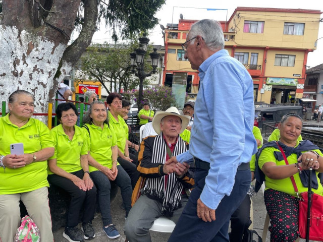 El ministro de Salud, Guillermo Afonso Jaramillo, compartió con la comunidad de Aranzazu, realizó un recorrido por el actual hospital e hizo entrega de una ambulancia equipada con última tecnología. Además, informó sobre las inversiones en salud que se realizarán en el municipio.