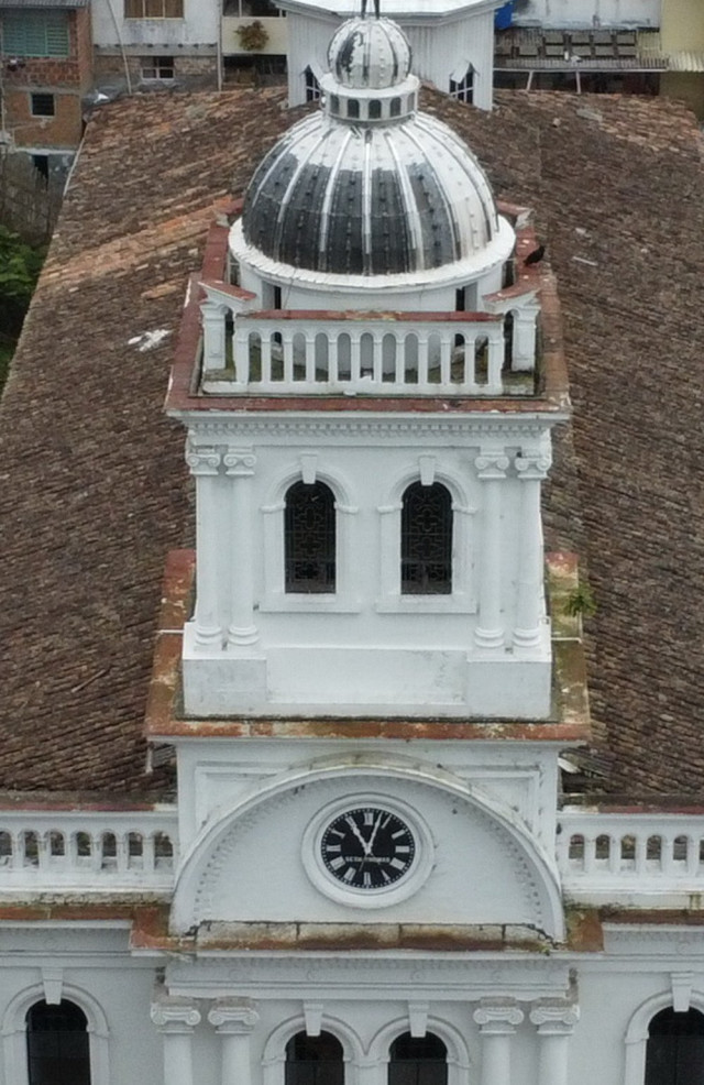 El reloj de la parroquia San Juan Bautista de Neira tiene 136 años. Actualmente funciona.