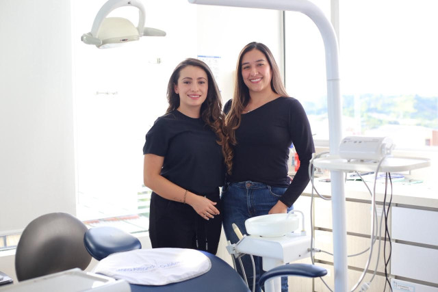 Nathaly Betancur y María Alejandra Gutiérrez, profesionales del Centro de Odontología Especializada.