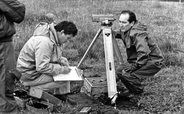 En la foto, del 9 de noviembre de 1986, se ve a dos científicos en pleno ejercicio geológico en las alturas del Cumanday.