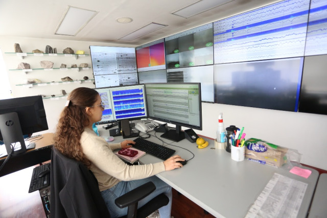 La vigilancia del Observatorio incluye la lectura continua de sismogramas, imágenes de cámaras térmicas y convencionales y datos de decenas de sensores instalados en campo.