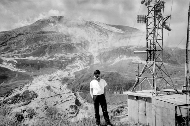 Con máscara antigás posó para la foto un geólogo del Observatorio Vulcanológico de Colombia, en una visita técnica al cerro Gualí en 1986.