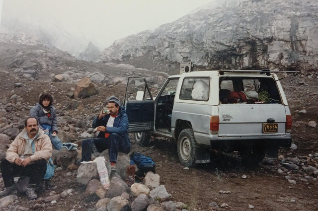 César Carvajal, Gloria Gómez y Héctor Mora, en un ascenso al volcán Nevado del Ruiz, en los orígenes del Observatorio.