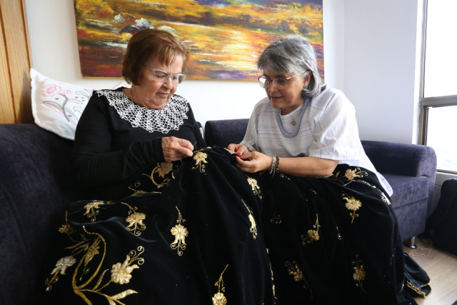 Georgina Franco Campuzano y su hija Beatriz Clemencia Aguirre Franco con el manto de la Virgen de Los Dolores.