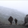 Imangen de los portagonistas de Sereno caminando por el Nevado del Ruiz 