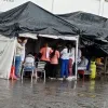 Al sol y al agua, así estuvieron los manifestantes durante el tiempo de protesta, esto a las afueras del Hospital San Marcos de Chinchiná.