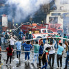 La comunidad apoyó las labores de los bomberos.