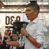 El ciclista Nairo Quintana habla durante una rueda de prensa hoy, en Bogotá, en donde anunció que está a la espera de conseguir un equipo para continuar compitiendo.