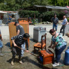 Estela Galvis (izquierda) limpia los muebles de su casa que quedaron repletos de lodo luego de que se desbordara la quebrada Carmelo el lunes festivo en la noche. Los habitantes de la vereda reclaman ayuda del Estado para prevenir una nueva emergencia.