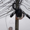 Foto | Cortesía | LA PATRIA  Los cables de luz taparon la señal de tránsito que indica el doble sentido de la vía en el barrio La Estrella.