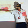 Daniel Fernando Cano Mejía, gestor de conocimiento y reducción del riesgo de la Cruz Roja Colombiana, seccional Caldas, explicando el mapa de amenaza volcánica.