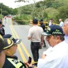 Ministro de Transporte, Guillermo Reyes, en el puente El Alambrado, que atraviesa el río La Vieja.