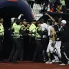 Los hinchas hinchas llegaron hasta la entrada del camerino del Once Caldas para increpar a los jugadores. 