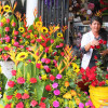 Luz Dary Mejía se dedica al comercio de flores desde hace 17 años. Ella es madre de Laura y Ana María. Al igual que Luz Dary, unas 15 madres más trabajan vendiendo flores en su día en el sector de Cristo Rey. 
