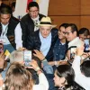 El expresidente Álvaro Uribe Vélez con sus seguidores, quienes lo abordaron en su llegada a Termales El Otoño para saludarlo y tomarse fotos. 