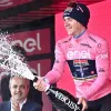 El belga Remco Evenepoel del equipo Soudal Quick-Step celebra en el podio vistiendo el maillot rosa de líder general después de ganar la novena etapa de la carrera ciclista Giro de Italia 2023, una contrarreloj individual de 35 km desde Savignano sul Rubicone hasta Cesena, Italia.