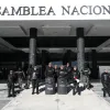 Policías vigilan los exteriores de la sede de la Asamblea Nacional, hoy, en Quito (Ecuador).