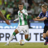 El caldense Nelson Deossa (izquierda), de Atlético Nacional, disputa el balón con Andrés Llinás, de Millonarios.