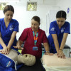 Alexandra López López, docente de Fisioterapia, imparte clases de reanimación a dos de sus estudiantes. Ellas hacen parte de uno de los 13 pregrados acreditados en alta calidad que tiene la Universidad Autónoma de Manizales.