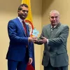 El alcalde de San José (Caldas), Cristian Camilo Alzate, recibe el premio que le otorga la Fundación para el Desarrollo de la Solidaridad y la Inclusión Social.