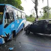 Una buseta de Socobuses y un carro chocaron en el descenso a La Linda