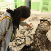 Sandra González muestra los trabajos de excavación que permitieron detectar las aguas negras que obligaron a desocupar la escuela La Capilla, de La Enea.