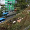 En los costados del edificio Torre Luna, del barrio Villa Pilar, se divisan basuras, escombros y cambuches de habitantes de calle. Los residentes del conjunto solicitan a la Alcaldía de Manizales atender la queja y a Emas, podar una de las dos laderas y recoger las basuras de ambas.