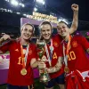 Las jugadoras de la selección española de fútbol femenino Alexia Putellas (i), Irene Parades (c) y Jenni Hermoso posaron con el trofeo del Campeonato del Mundo tras ganarle España la Final del Mundial Femenino a Inglaterra en Sídney.