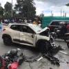 LA PATRIA | MANIZALES  Un accidente de tránsito se presentó en el mediodía de este miércoles en la avenida Alberto Mendoza, en el sector de Expoferias. Un vehículo se salió de la vía y chocó de frente contra otro automotor y una motociclista. Otra moto se vio involucrada. La Unidad de Gestión del Riesgo (UGR), a través del Cuerpo Oficial de Bomberos Manizales y la Secretaría de Movilidad, informó que cinco personas resultaron lesionadas, quienes son valoradas para trasladarlas a los centros asistenciales de