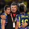 El técnico de la Selección Colombia Femenina, Nelson Abadía, consuela a Daniela Arias y a Jorelyn Carabalí, después de perder 2-1 con Inglaterra en el Mundial de Australia y Nueva Zelanda. La Selección quedó eliminada, llegó hasta cuartos, pero hizo su mejor presentación en tres participaciones.