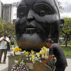 En Medellín siguen expresando su amor por el pintor y escultor Fernando Botero, su hijo más ilustre, al que homenajean con flores que son ubicadas en sus famosas esculturas.