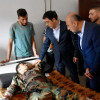 La foto proporcionada por la agencia oficial de noticias árabe siria (SANA) muestra al Ministro de Salud sirio, Hassan al-Ghabash (C), visitando a un herido después de un ataque con aviones no tripulados que tuvo como objetivo una ceremonia de graduación de la academia militar Homs, Siria.