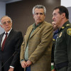 El ministro del Interior de Colombia, Luis Fernando Velasco (c), el de Defensa, Iván Velásquez (i), y el director de la Policía, general William Salamanca, ofrecen una rueda de prensa sobre el plan de seguridad para las elecciones del próximo domingo, hoy, en la sede de la Policía Nacional en Bogotá