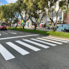 El paso peatonal (cebra) ubicado en el punto incorrecto es el que deben modificar para que el peatón cruce sin problema. En la noche de este lunes se reportó que ya habían pintado de nuevo el pavimento para borrar las líneas de cruce.