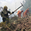 Un grupo de soldados mientras trabajan en la extinción de un incendio forestal en los cerros orientales de Bogotá (Colombia). 