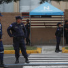 Agentes de policía custodiaron la avenida Olímpica de San Salvador, capital de El Salvador, este sábado durante los preparativos electorales en el país centroamericano.