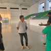 Diego Fernando Espinosa, secretario del Deporte de Manizales, con los dirigentes de las ligas en el Coliseo Menor Ramón Marín Vargas. Ya distribuyeron los espacios.