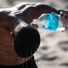 Una persona se refresca en la Playa Ramirez en Montevideo (Uruguay).