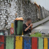 A este hombre lo sorprendieron consumiendo en el parque infantil ubicado a un costado del cementerio San Esteban.