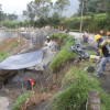 Varios muros de contención se construyen en el carril izquierdo de la vía, bajando desde el Acuaparque hasta Termales El Otoño. Son las obras que cuestiona la Sociedad de Ingenieros, pues se pudo ampliar al lado derecho para reducir costos.