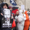 Los partidarios de Julian Assange protestan en las Cortes Reales de Justicia el segundo día de la audiencia de apelación de extradición de Julian Assange en Londres.