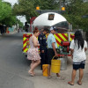 Los ciudadanos con baldes de diversos tamaños arriban al carro de Bomberos para suministrarse de agua.