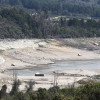 Con extensas playas formadas por la falta de agua se observa este jueves el embalse San Rafael ubicado en el municipio de La Calera (Colombia). 