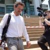 Rodolfo Sancho, padre de Daniel Sancho, saliendo del tribunal de la isla de Samui en Tailandia.